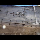 Die Planken der Boote werden mit Seilen zusammengehalten